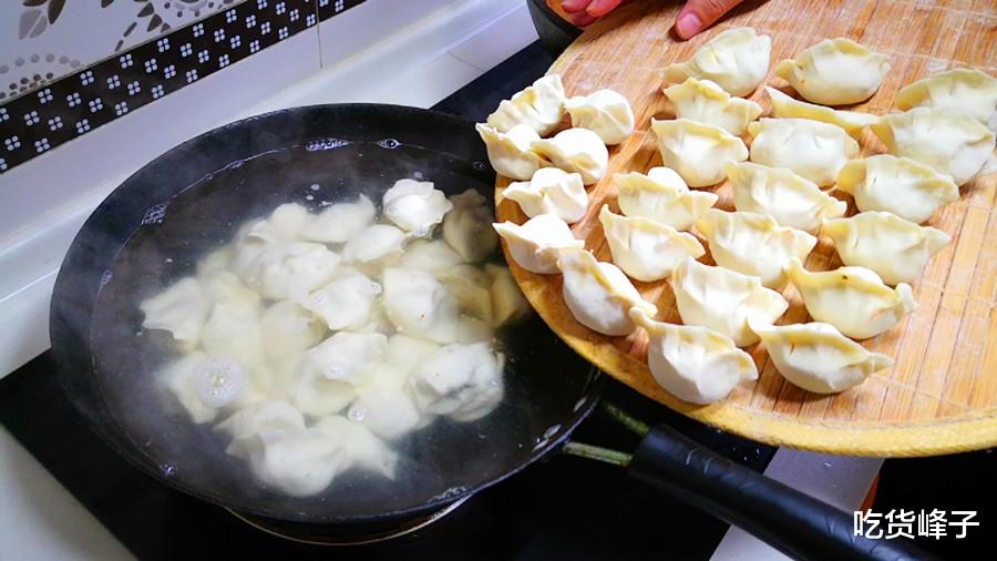 包饺子，芹菜韭菜靠边站，用它做馅鲜美多汁，香而不腻，比肉饺子香，不懂吃可惜了~