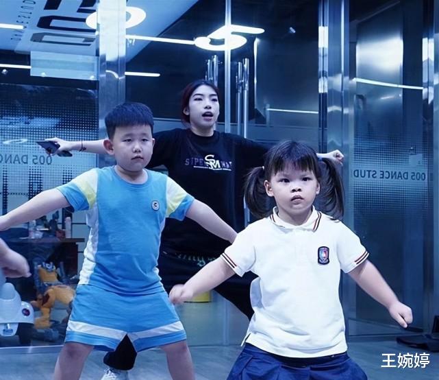 兜儿晒全家福,吨吨单眼皮小眼睛牙缝大,网友:比小猪妹好看多了