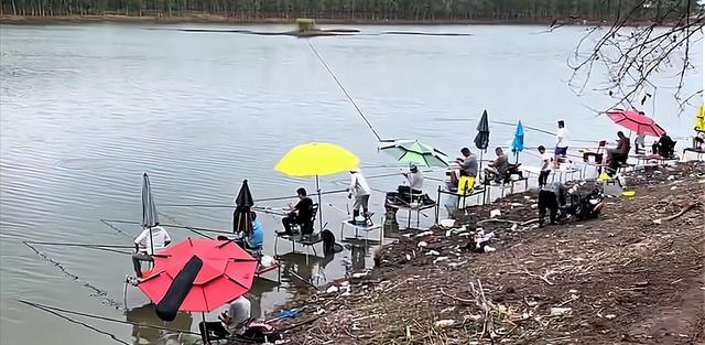 武汉|湖北一河道成天然黑坑,钓鱼人闻讯后蜂拥而至,现场环境令人担忧