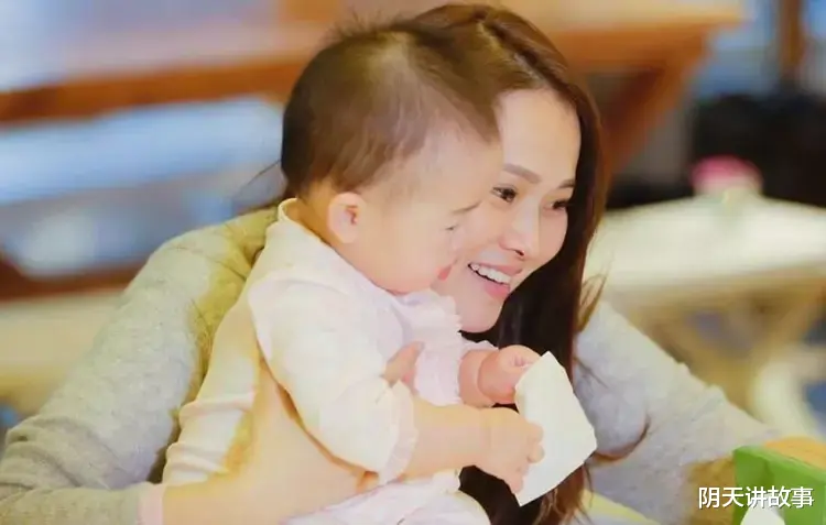 乔欣|伊能静跟秦昊谈这场姐弟恋谈的真的幸福吗?她背后了付出了多少?