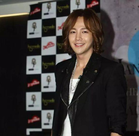 晒晒张根硕住的豪宅,光客厅就差不多50平方米,装修简约又舒适