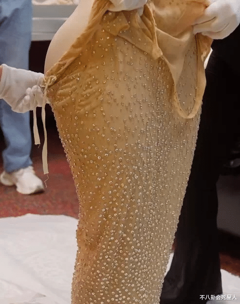 金·卡戴珊|骨折、露屁股、挤出赘肉！7位女星硬挤小一号礼裙，看得我好尴尬