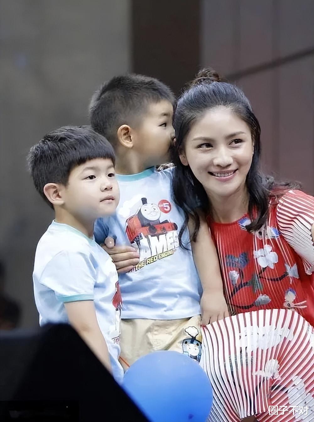 胡可|“妈圈顶流”胡可:一招轻松化解“二胎矛盾”,狠狠打了梅婷的脸