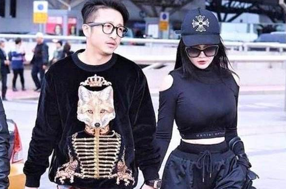 冉莹颖 冉莹颖晒照秀美甲,被“鼻屎”抢镜,网友:手指又黑又粗像老人手