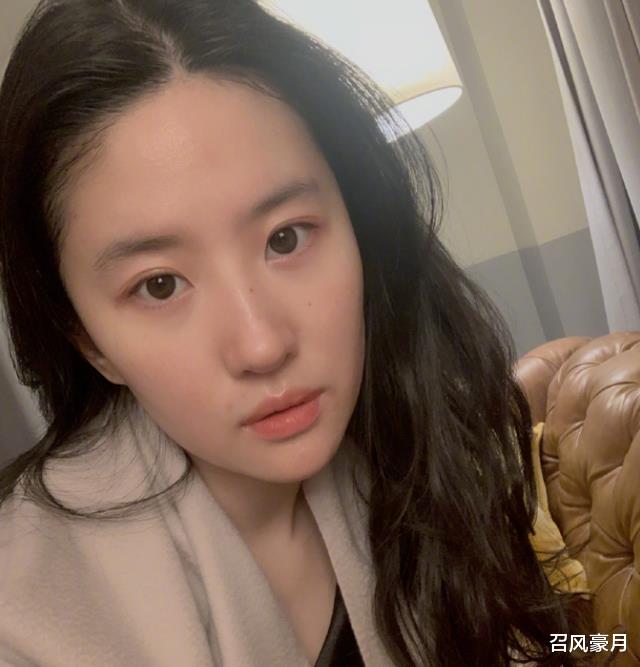 整容|整容成瘾，瘦到病态，痴迷于少女人设，内娱可怕的畸形审美