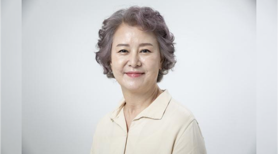 发型 女人白发太多，又不想染头发，做什么发型时尚减龄不显老？