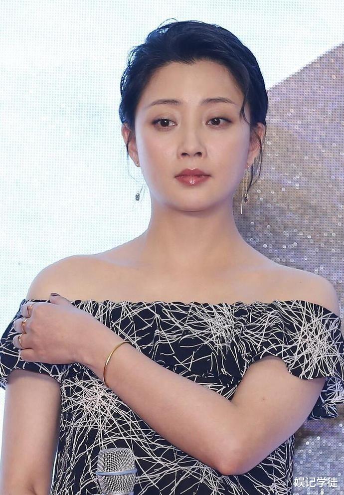 殷桃|殷桃穿深V秀性感，坐姿端庄显娇羞，感情状态至今是个谜