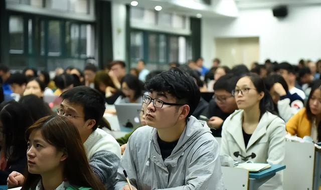 货车强行冲卡拖拽交警，危急时刻女教师开车挡下，评论区却沦陷了
