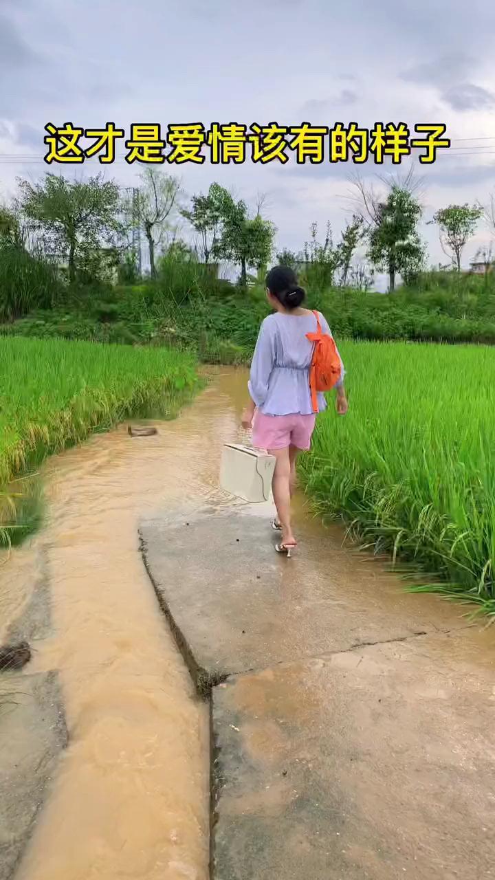 情侣遇到路面涨水,男子贴心接过女友的物品,接下来的操作很无语