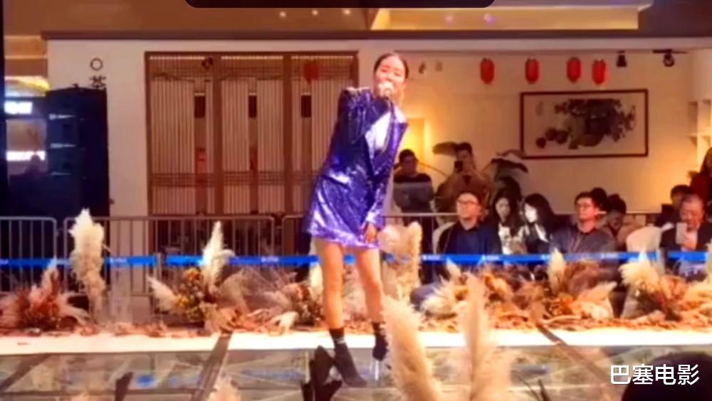 李佳航|过气选秀冠军的窘境：退圈换脸、商场走穴、被资本抛弃，一地心酸