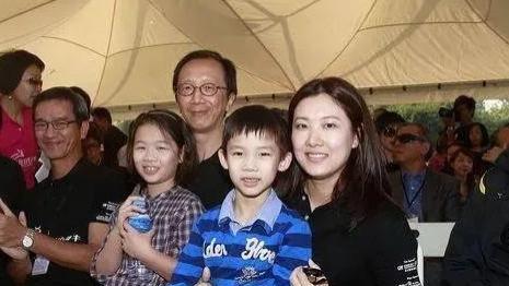 梁锦松|生了三胎后，67岁的梁锦松为了让伏明霞拼4胎，花100亿买下亚洲最奢华医院