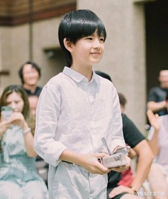 黄磊 黄磊二女儿精致露面,9岁已气质惊人,穿旗袍涂红唇一点都不违和