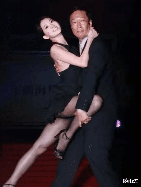 安崎|34岁成富士康老板娘，6年生3胎稳当百亿豪门阔太，曾馨莹凭什么？