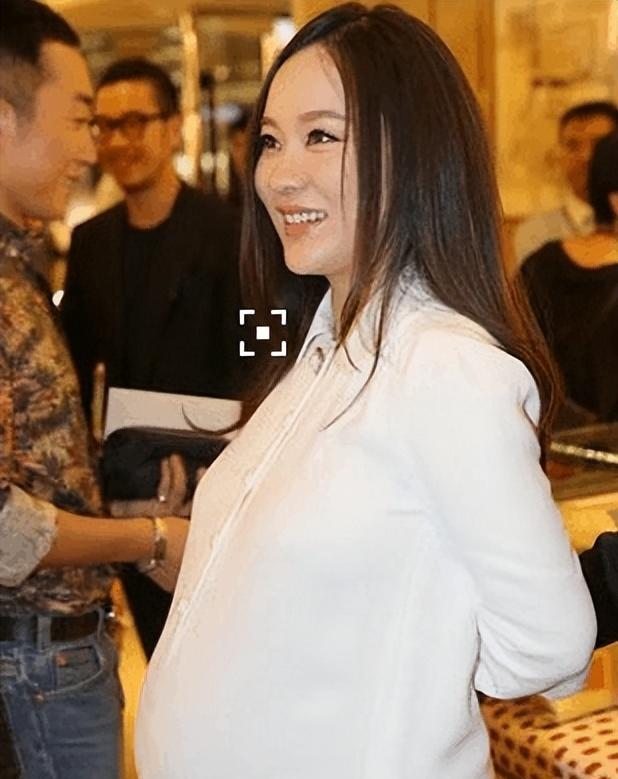 霍思燕|“京圈大小姐”霍思燕：出门乘坐私人飞机，一只宠物狗价值600万