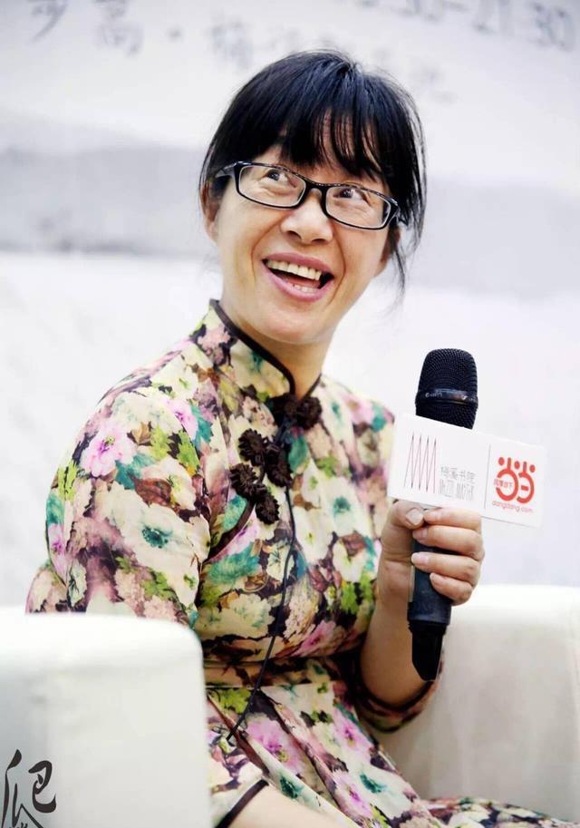 余秀华|余秀华为自己庆生,自称离经叛道,但她的爱情观却令人佩服