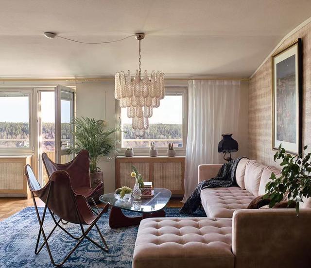 一家人居住的顶层复式住宅，水晶灯和温暖木色温馨复古，令人羡慕