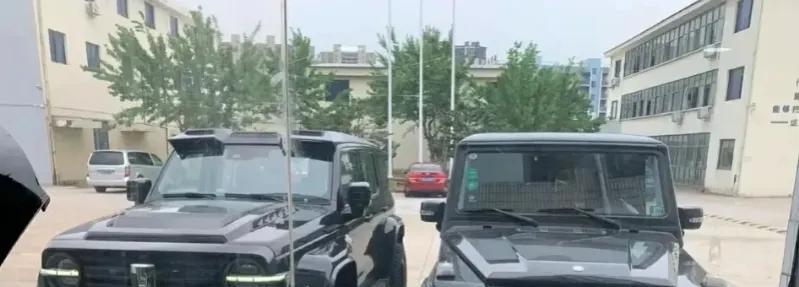 坦克300路遇奔驰G,网友:奔驰车主200万白花了