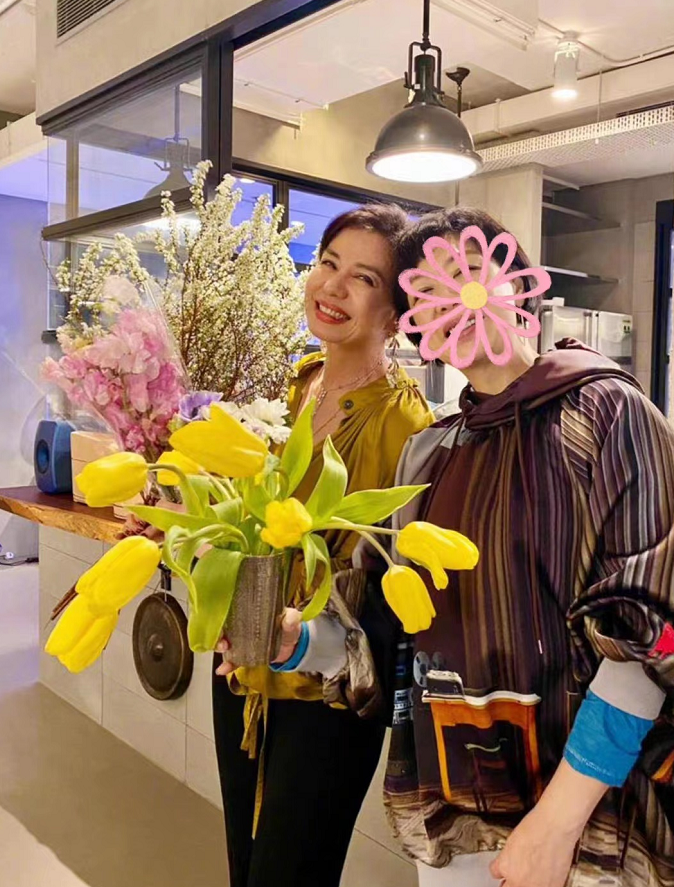 钟楚红|港圈顶流聚会！62岁钟楚红穿衬衫站C位美貌开挂，古天乐黑皮抢眼