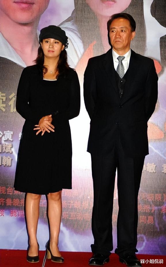 李幼斌|李幼斌夫妇罕见同台，俩人一脸严肃像陌生人，三婚老婆发福也好美