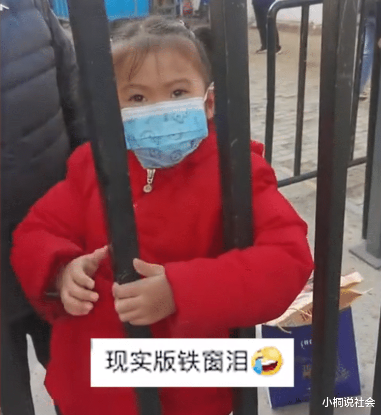 河南一女孩被封控在大姨家,爸妈故作思念隔门送物资,心里乐坏了