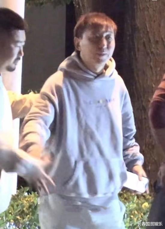 陈羽凡|陈羽凡现身街头与友人热聊,久未露面身材发福,与昔日判若两人