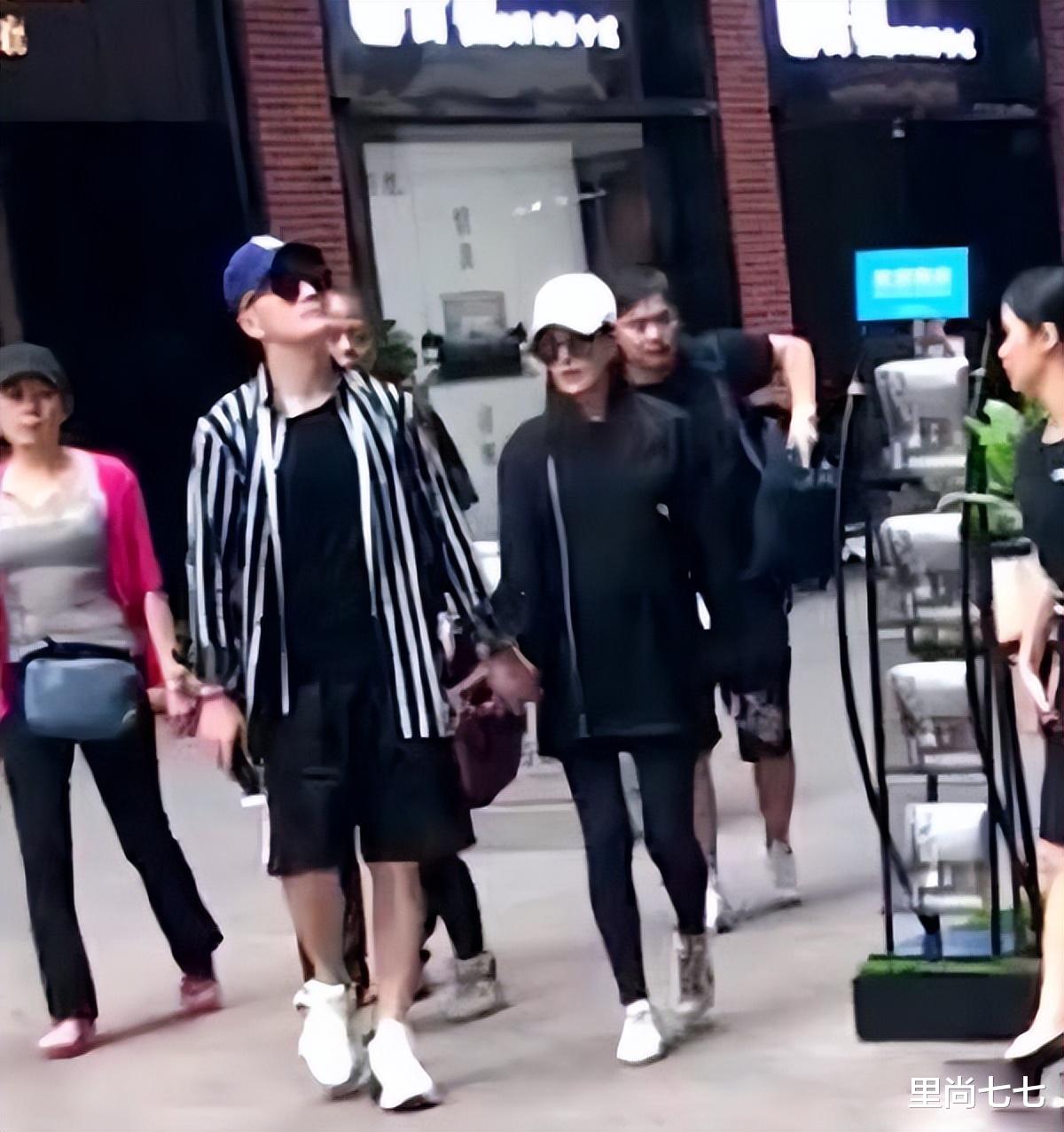 张馨予|张馨予携老公逛街，包裹严实很保守，军人老公打扮却很潮