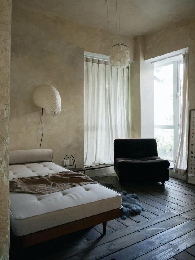 |他蜗居35m2,每月额外花8000元租别墅,摆满古物