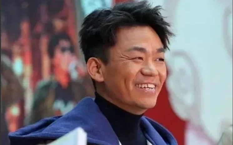 王宝强|有一次,王宝强回家过年看见村口立着一座牌坊,怒气冲冲地去和村长“算账”。