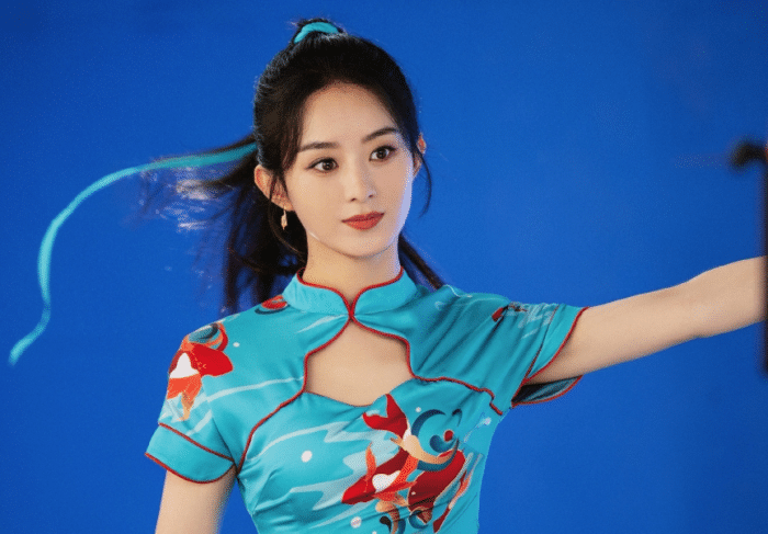 赵丽颖|赵丽颖穿着旗袍,扎着高马尾,甜美可人