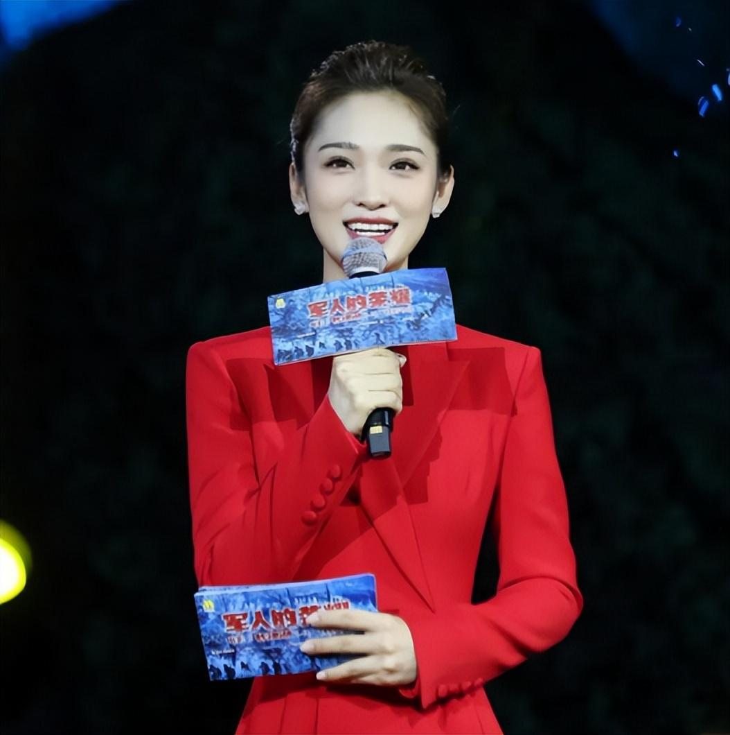 央视|董卿接班人，天生一张央视脸，今海边拍性感大片，扭腰抬手好妩媚