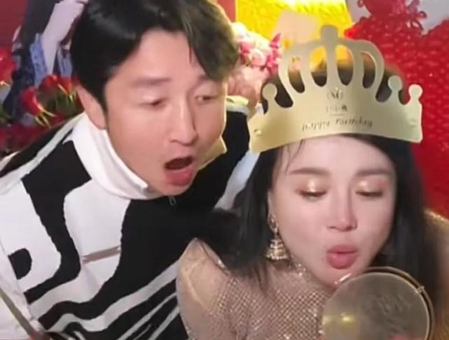 冉莹颖|冉莹颖露面庆生,镜头里的她身材圆润,小腹微微隆起