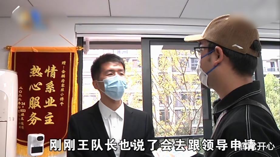 女子的消防栓膜被撕掉,怒扇保安一巴掌,保安一脚把她踢到一米外!
