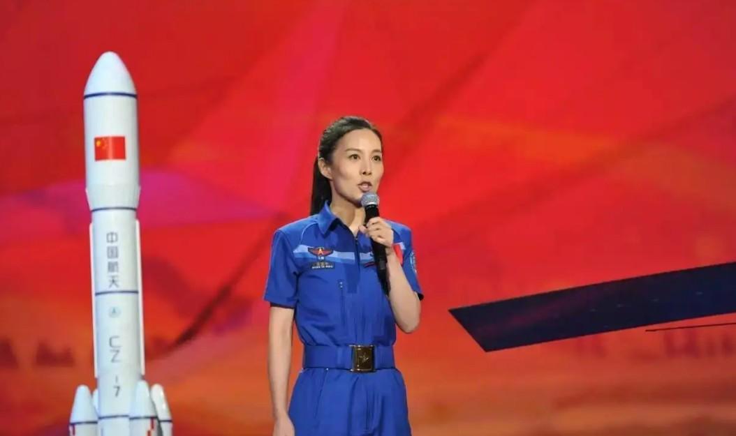 王亚平上天回来后,36岁高龄生下一个女儿,拥有四项优待