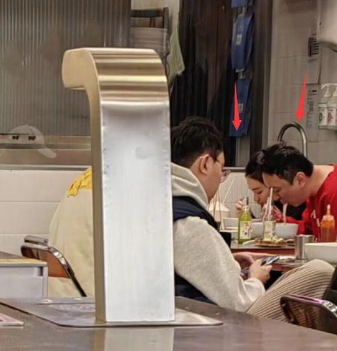 王思聪|王思聪女友小肉安素颜照曝光,额头上痘痘抢镜,样貌清纯像高中生