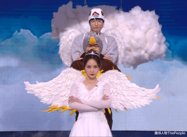 维多利亚的秘密|同样挥动着“翅膀”:有女星美若天仙、惊艳四座,有人像扑棱蛾子