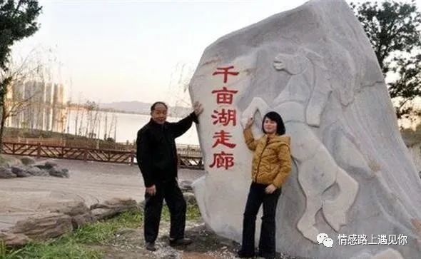 相差27岁,38岁女老师爱上65岁环卫工!