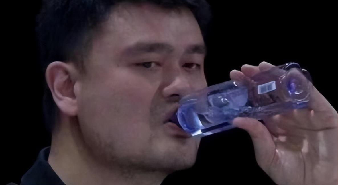 姚明|姚明现身国外被偷拍!身型过大椅子矮小,穿一身非国货服装惹争议