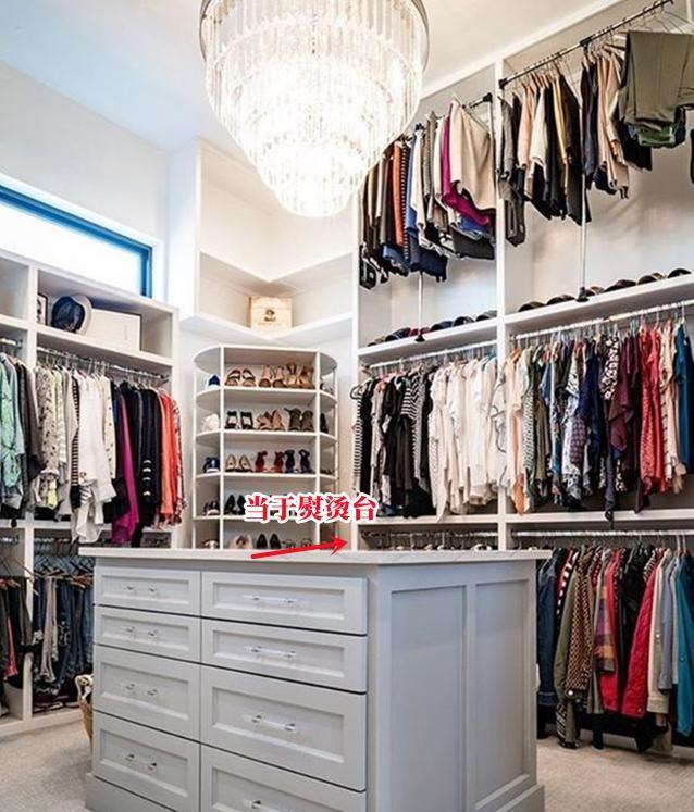 洗衣机不放阳台，也不放卫生间，直接塞衣帽间岛台里，反而更方便