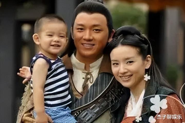 董洁|董洁潘粤明之子罕露面，高颜值抢眼少年感十足，五官像极了父亲