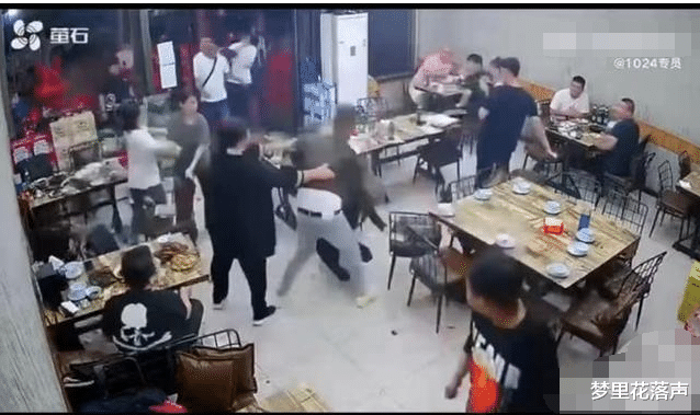 ?唐山烧烤店打人，不能怪袖手的看客，因为正当防卫真的很难