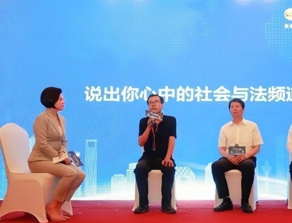 路晨|路晨:难得一见的央视美人,因主持《一线》而深受大众喜欢