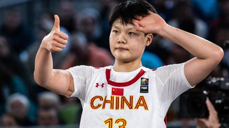 中国女篮|2连胜！中国女篮击败卫冕冠军，小组第1出线，央视盛赞：定海神针