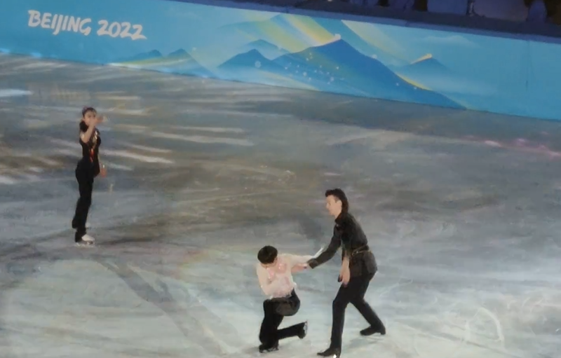 冰墩墩|羽生结弦跪地感谢观众，抱冰墩墩跳舞笑开花，又被柳鑫宇抱住转圈