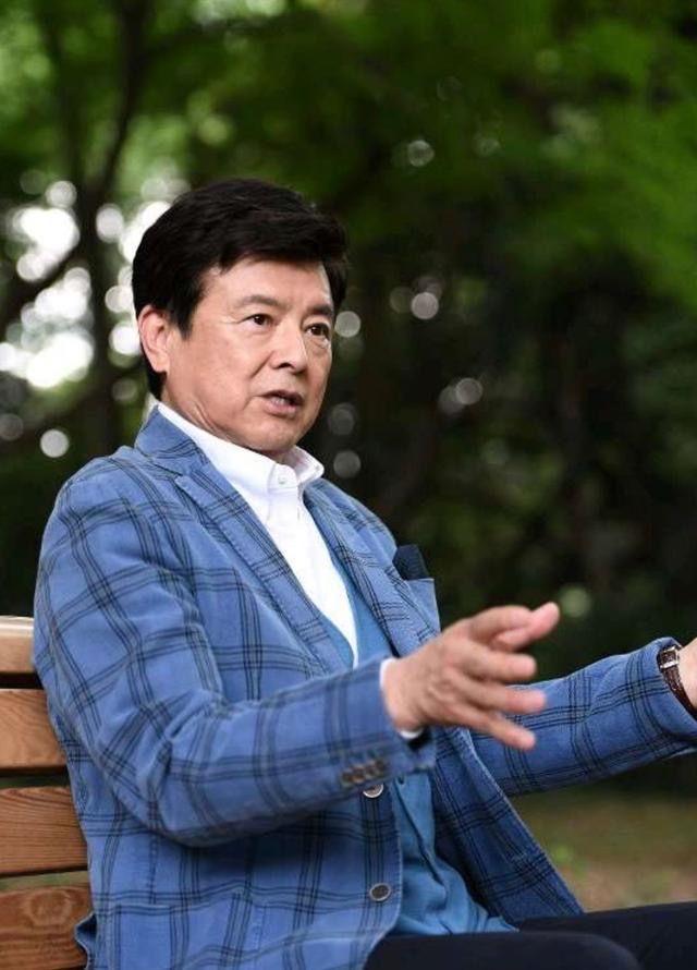 红薯 ?三浦友和才是“反油腻”男人：穿西装，梳大背头，70岁依然优雅！