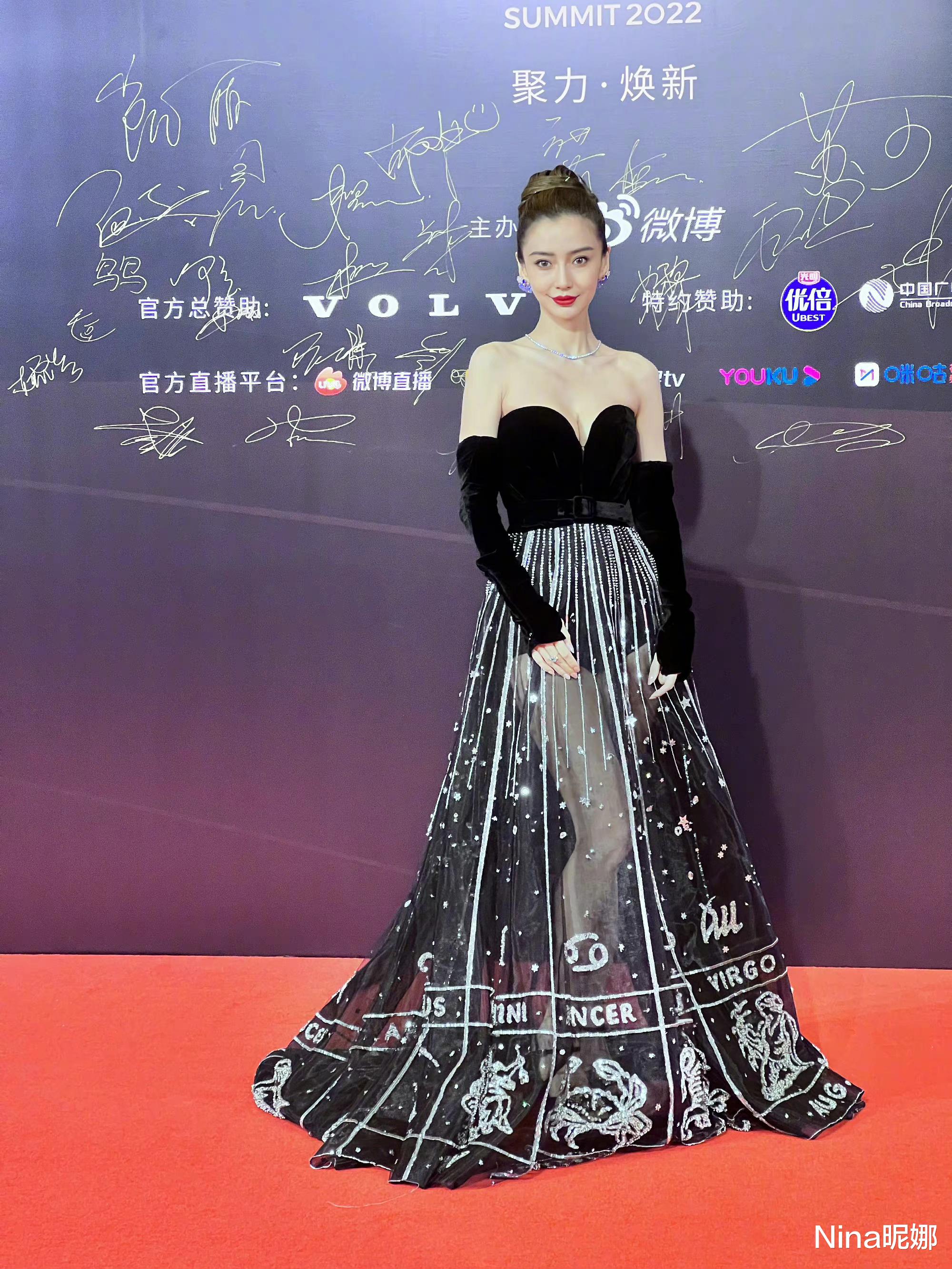 关晓彤|微博视界大会红毯80后完胜90后，baby封神赵丽颖像阿姨，“格格”关晓彤独木难支