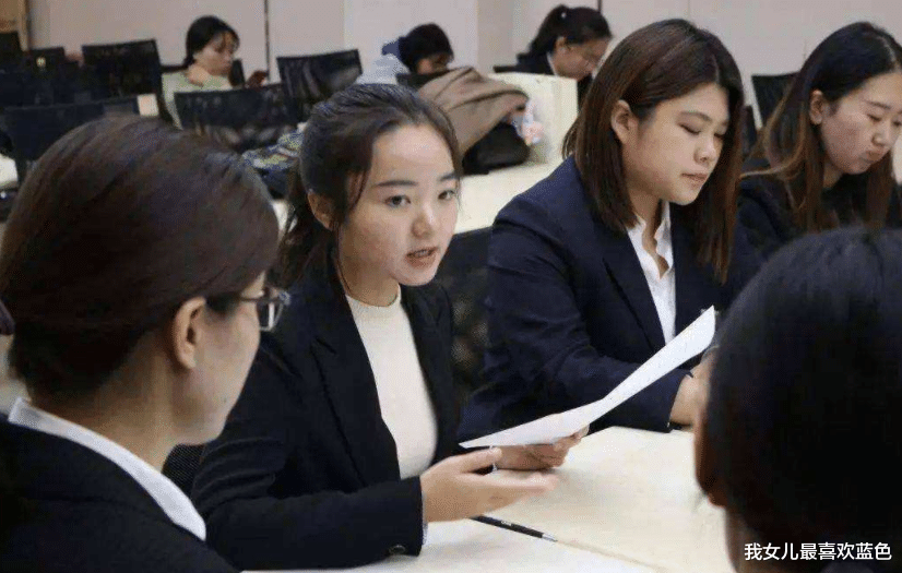 本科生|专科女生求职被拒，心里不忿晒简历寻求支持，结果却让她极为失望