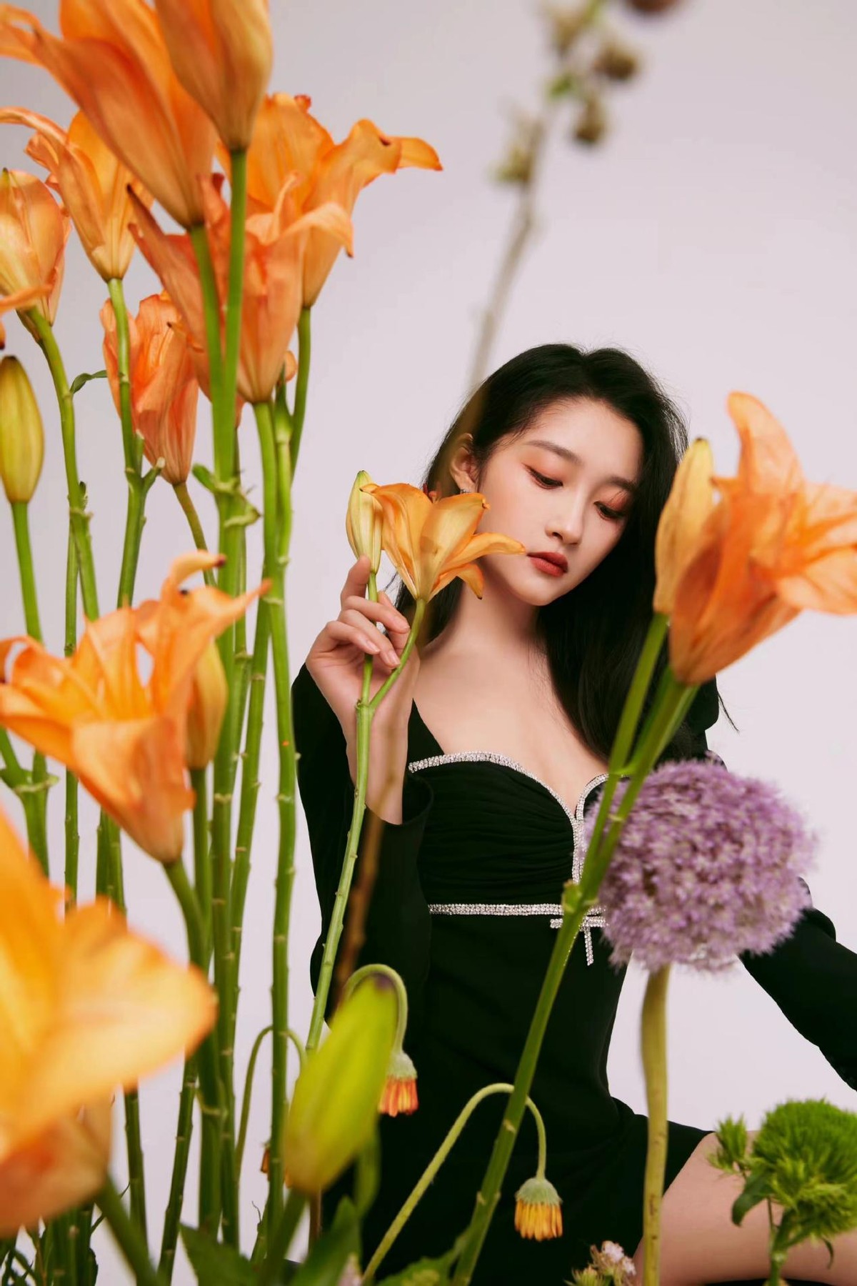 周芷若|关晓彤连登两家卫视晚会太牛了！穿抹胸裙造型封神，央视脸太惊艳