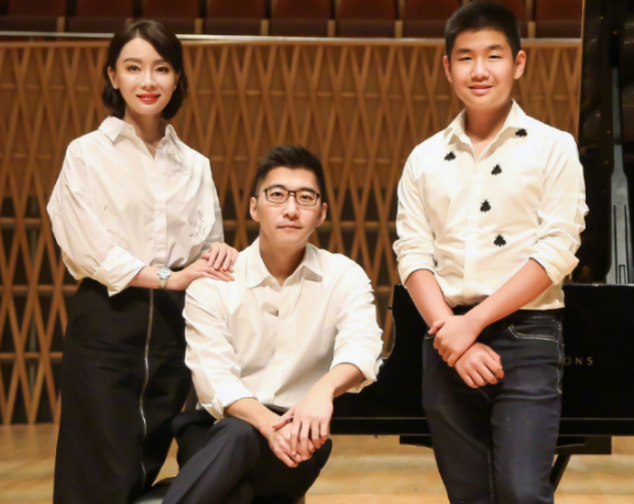 西装 陈数儿子终于长开了，穿西装制服配韩式发型，帅度一点不输韩国欧巴