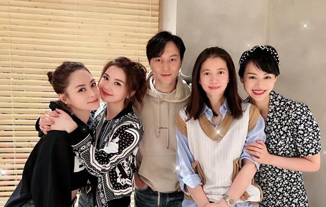 阿Sa|《乘风破浪》未播先热，2港星人气高，多位前辈晒合照为其打call