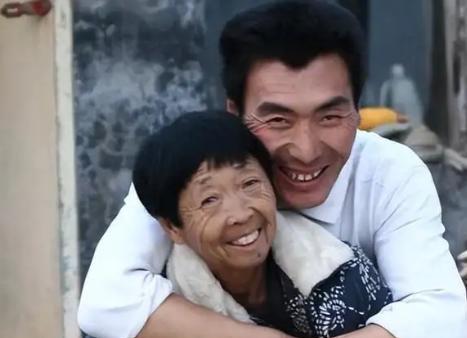 李玉成|85岁马玉琴上山赏花，李玉成夸老妻打扮得漂亮，网友：跟耍猴似的